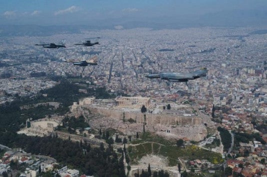 Νέες φωτογραφίες των μαχητικών που πέρασαν πάνω από την Αθήνα